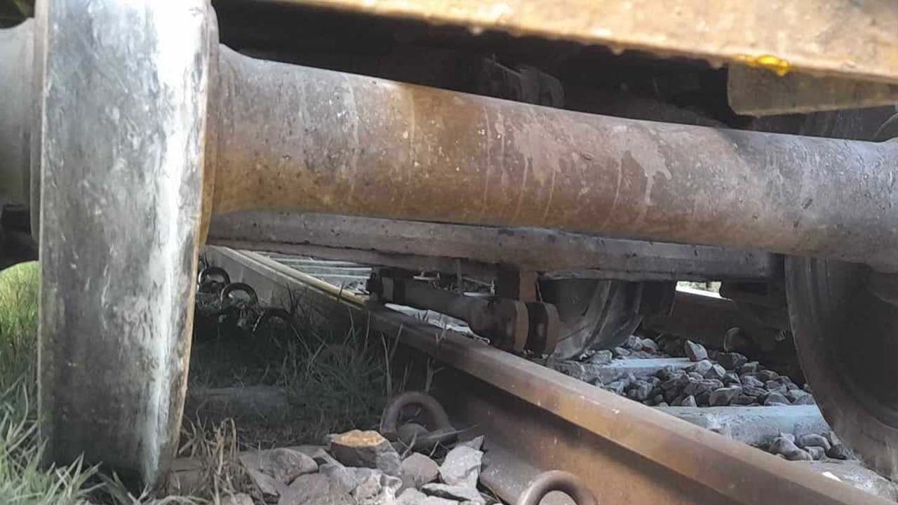 বগি লাইনচ্যুত, ঢাকা-সিলেট-চট্টগ্রাম রুটে ট্রেন চলাচল বন্ধ