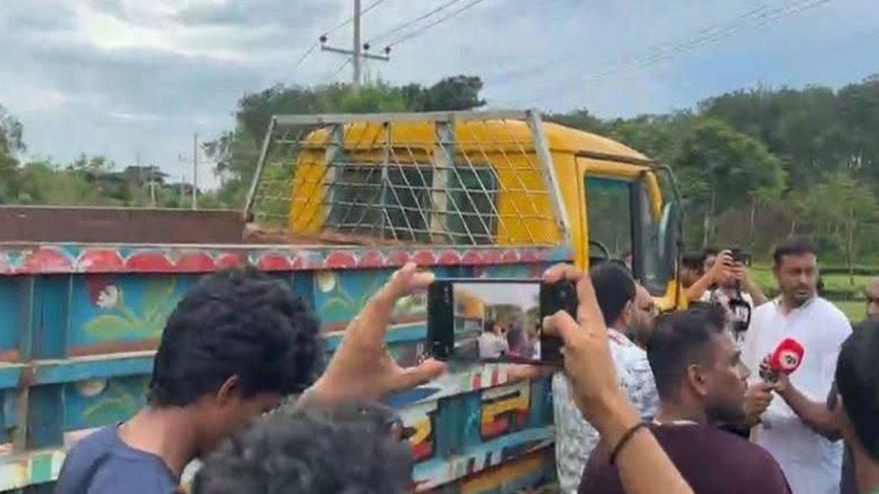 ট্রাক সরাতে পেরেছেন এনসিপি নেতারা