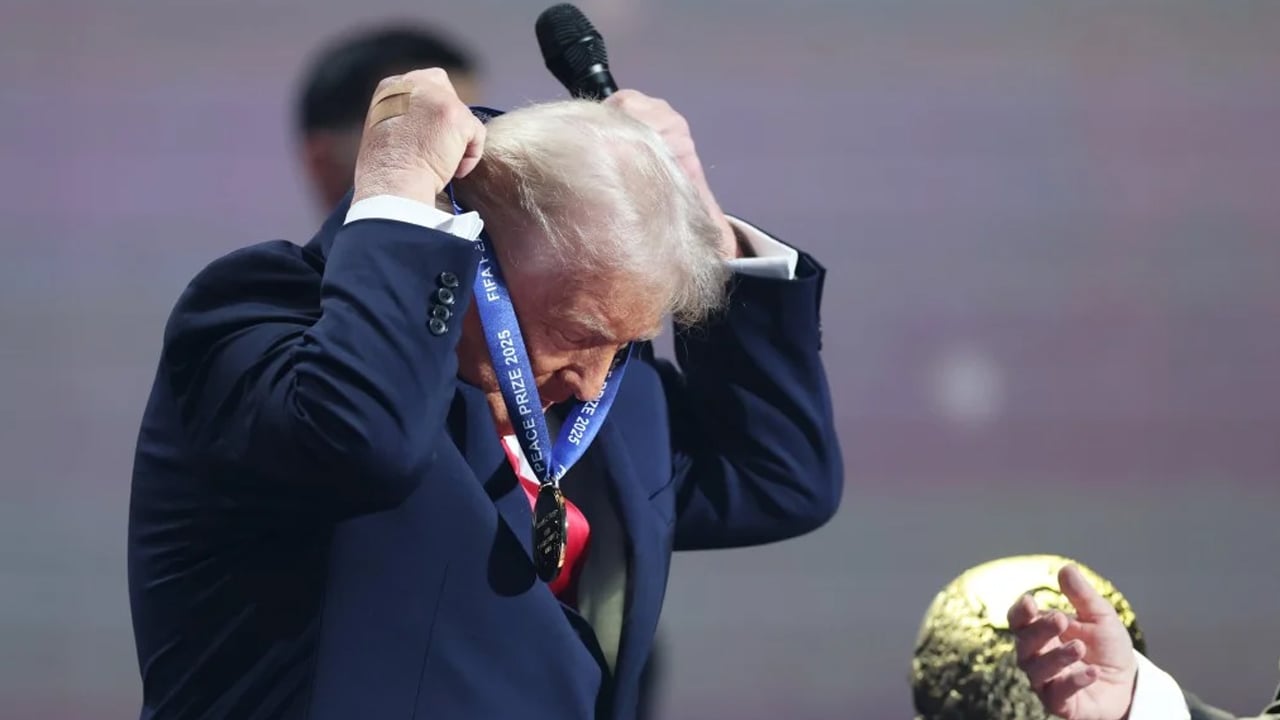 অবশেষে শান্তি পুরস্কার পেলেন ট্রাম্প