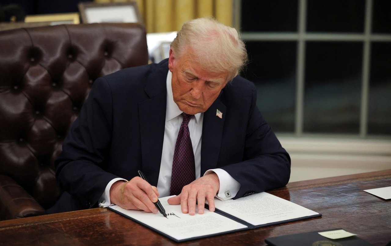 এপস্টেইনের নথি প্রকাশের বিলে স্বাক্ষর করলেন ট্রাম্প