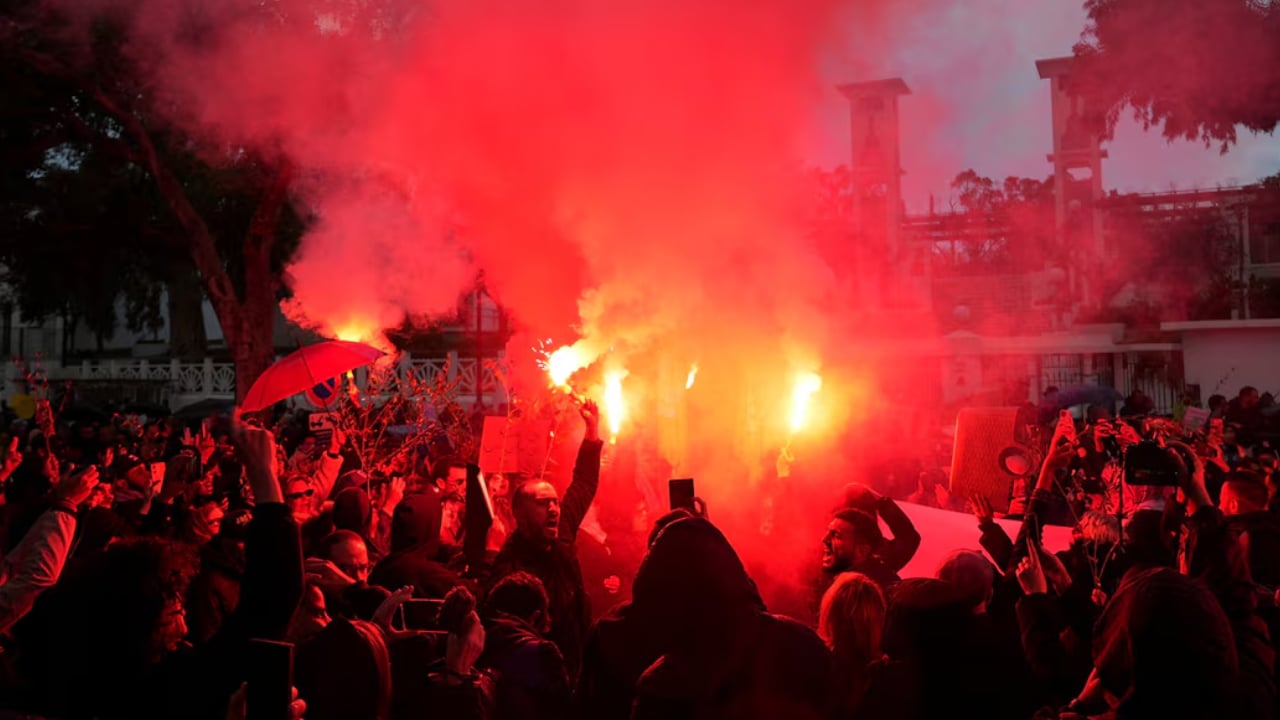 তিউনিসিয়ায় প্রেসিডেন্টের বিরুদ্ধে বিক্ষোভ, গণতন্ত্র পুনঃপ্রতিষ্ঠার দাবি