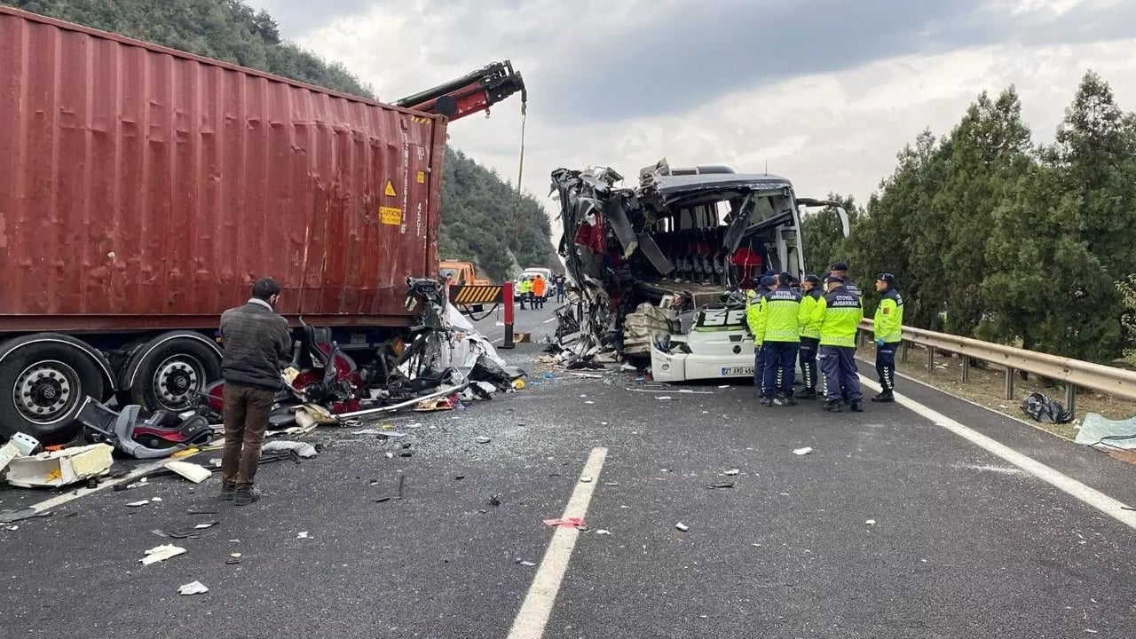 তুরস্কে বাস-লরি সংঘর্ষে নিহত ৭