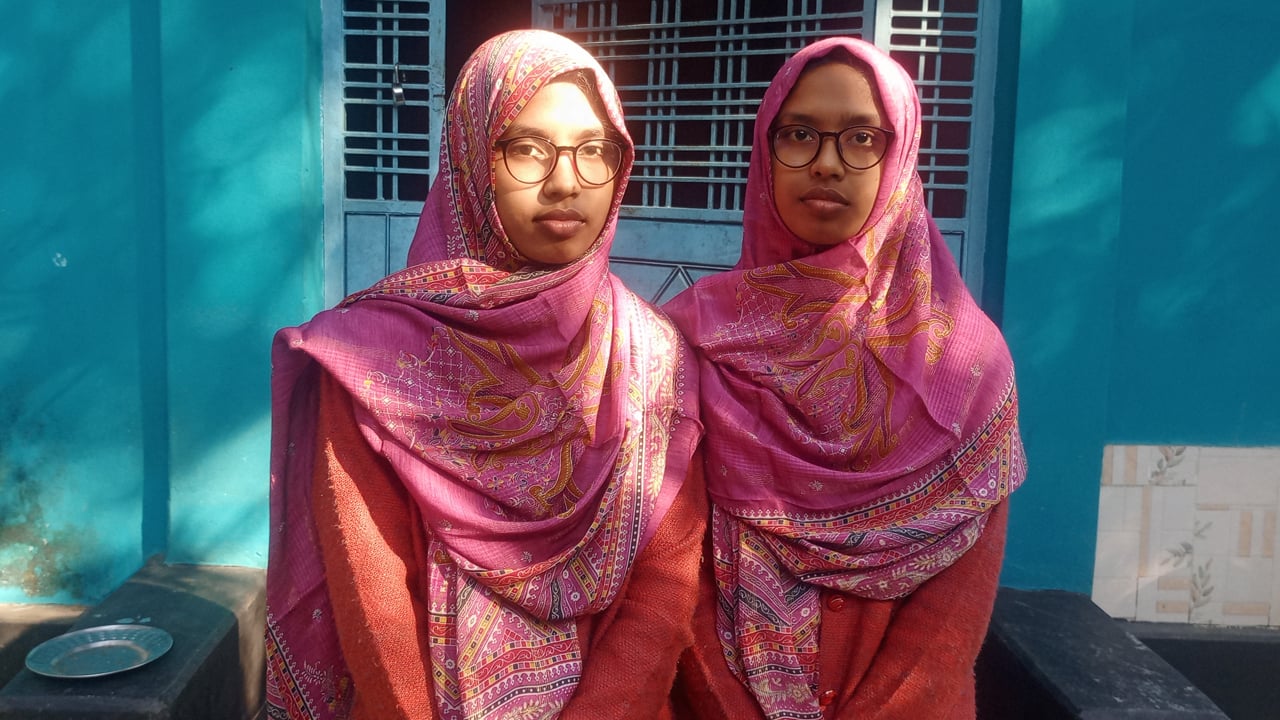 যমজ দুই বোনের মেডিকেলে চান্স, আনন্দে ভাসছে রামপুর গ্রাম