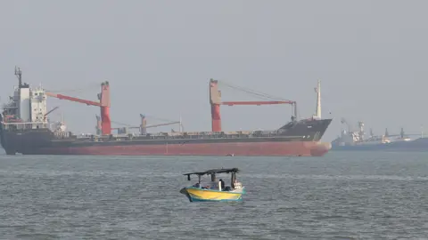 হরমুজ প্রণালিতে হামলা বাড়িয়েছে ইরান, ডুবল দুই জাহাজ