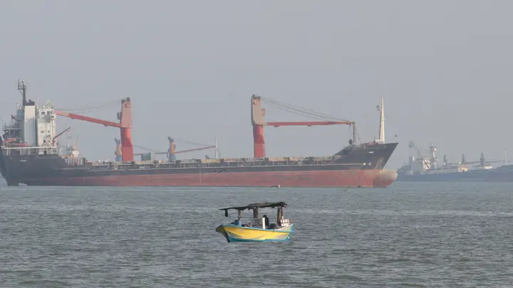 হরমুজ প্রণালিতে হামলা বাড়িয়েছে ইরান, ডুবল দুই জাহাজ