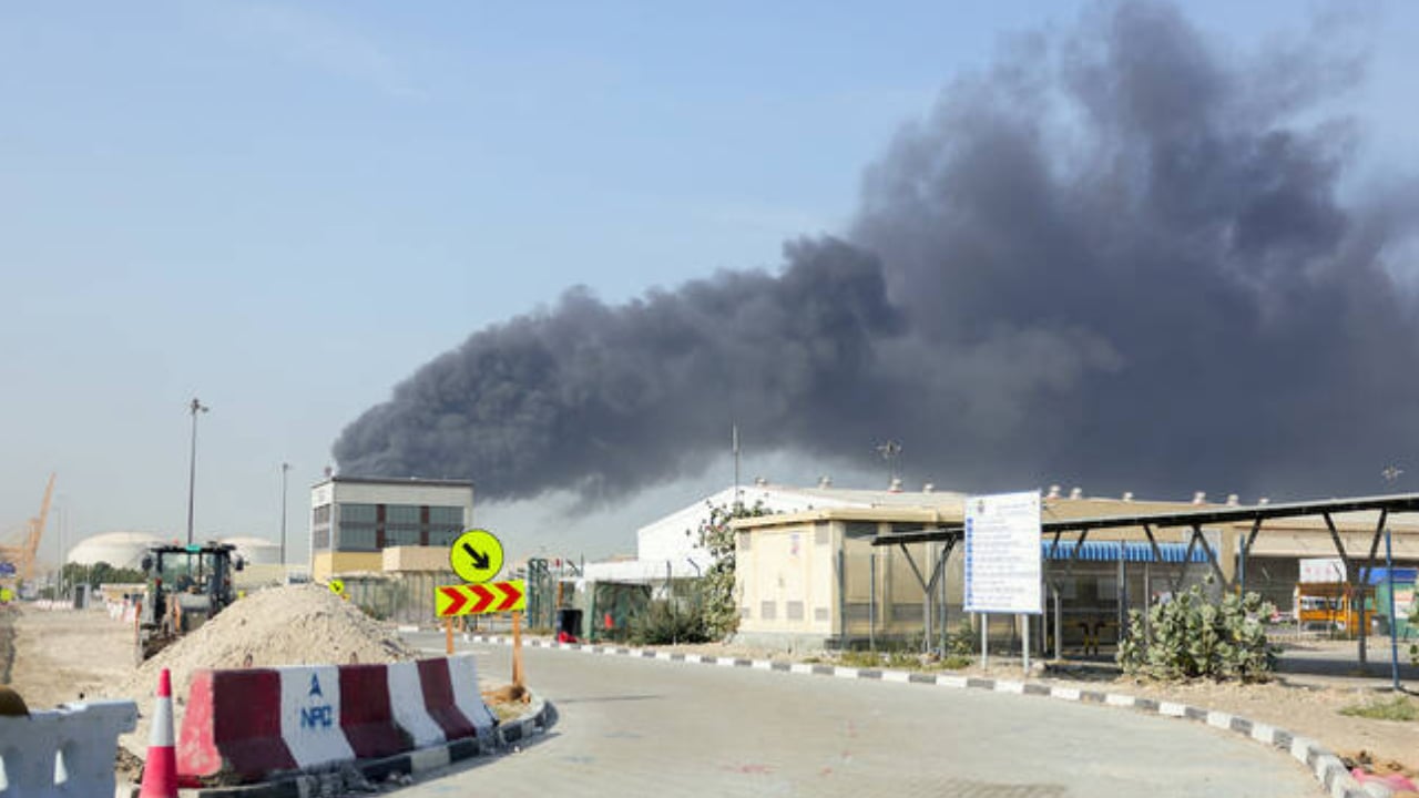 ইরানের ক্ষেপণাস্ত্র হামলায় আমিরাতের শিল্পাঞ্চলে আগুন