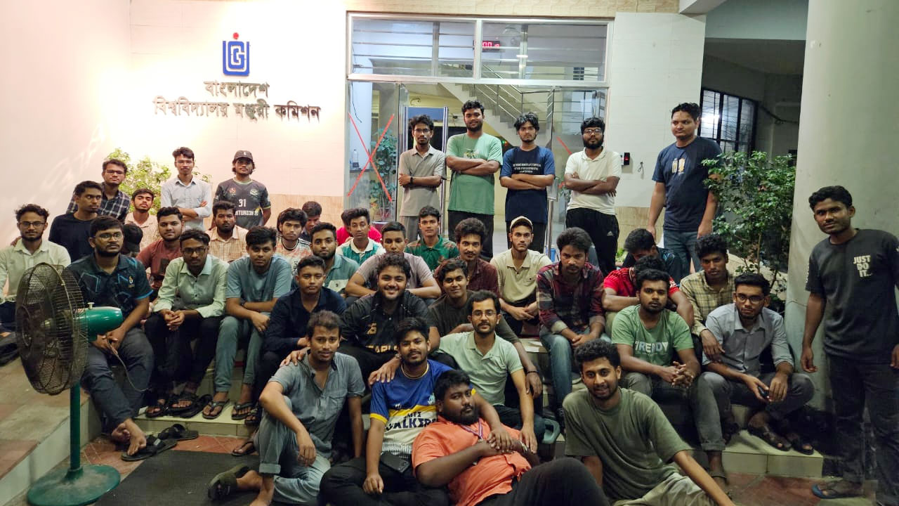 আজও ইউজিসির সামনে অবস্থানে ডিজিটাল ইউনিভার্সিটি শিক্ষার্থীরা