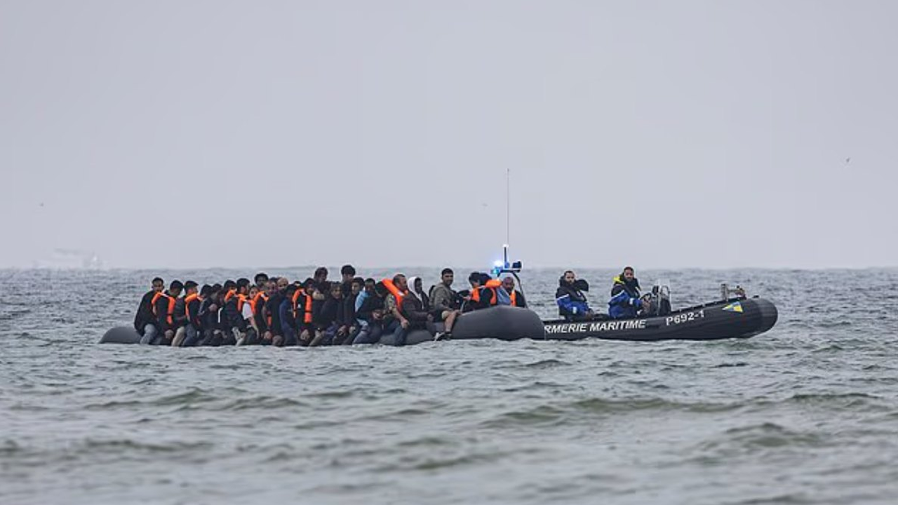 যুক্তরাজ্যে যাওয়ার পথে নৌকাডুবি, দুই তরুণীর মৃত্যু