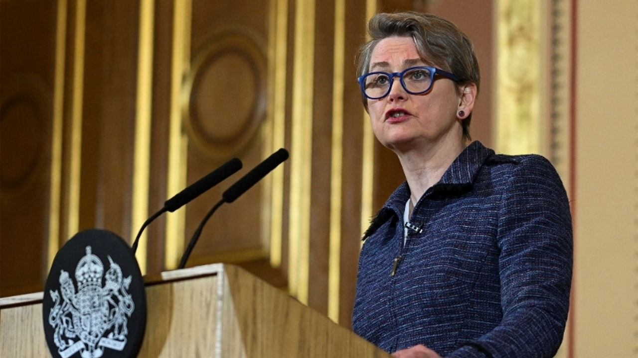 মধ্যপ্রাচ্য থেকে নাগরিকদের সরিয়ে নেওয়ার প্রস্তুতি নিচ্ছে যুক্তরাজ্য