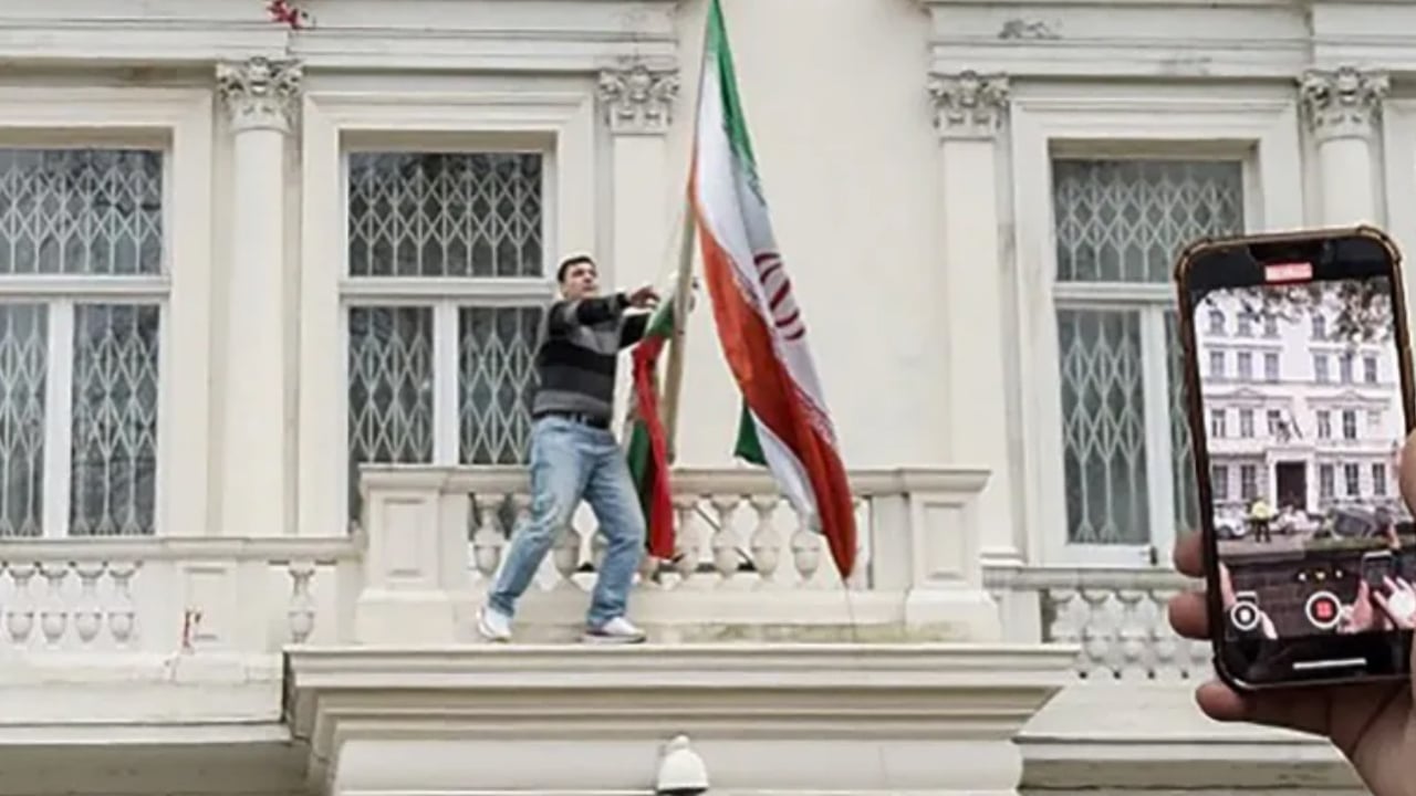 ব্রিটিশ রাষ্ট্রদূতকে তলব করল ইরান