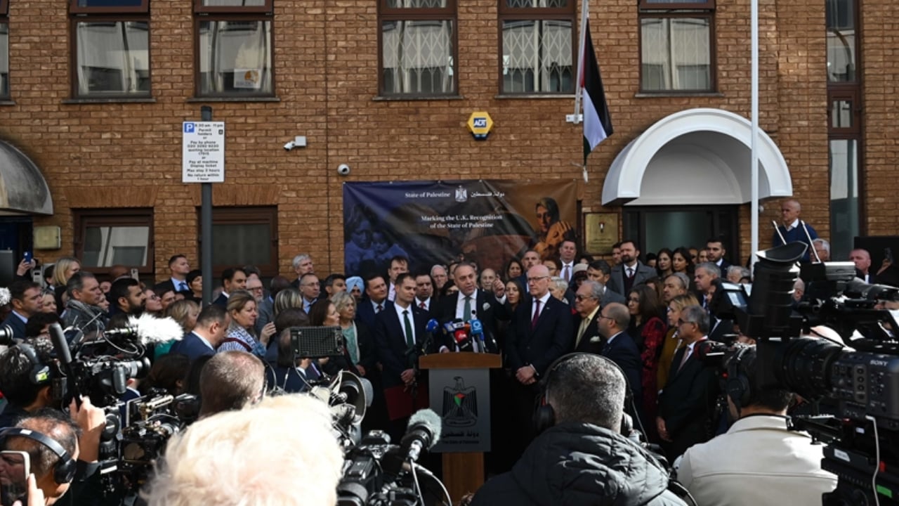 লন্ডনে ফিলিস্তিনি দূতাবাসে ইসরাইলপন্থিদের ভাঙচুর