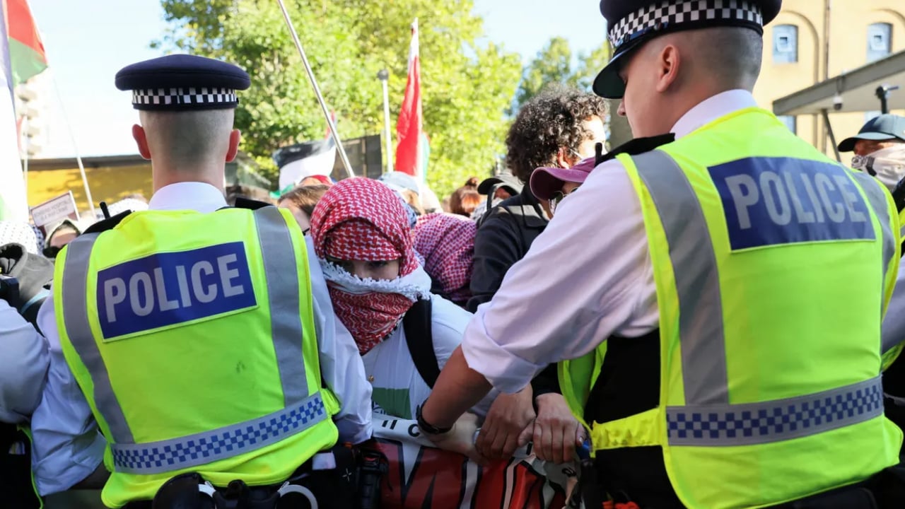 যুক্তরাজ্যে ইন্তিফাদার পক্ষে স্লোগান দিলেই গ্রেপ্তার