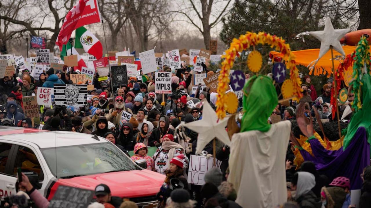 যুক্তরাষ্ট্রে অভিবাসন কর্মকর্তার গুলিতে নারী নিহতের প্রতিবাদে ব্যাপক বিক্ষোভ