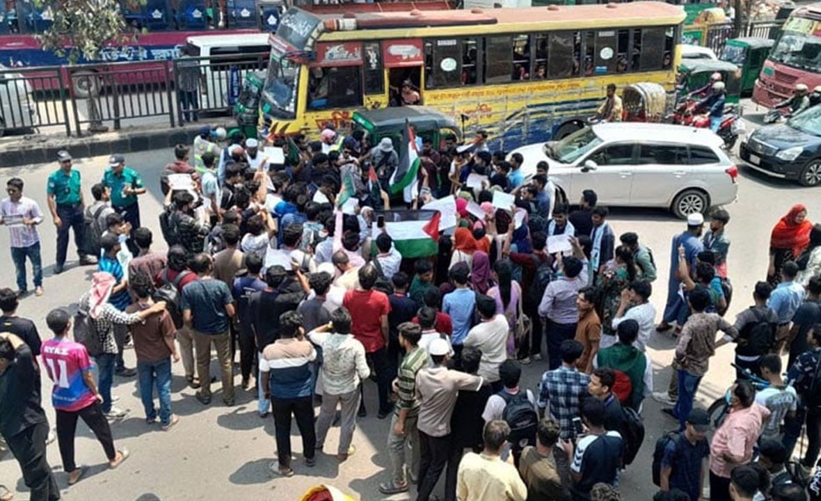 মার্কিন দূতাবাসের সামনে দফায় দফায় বিক্ষোভ মিছিল অবস্থান কর্মসূচি