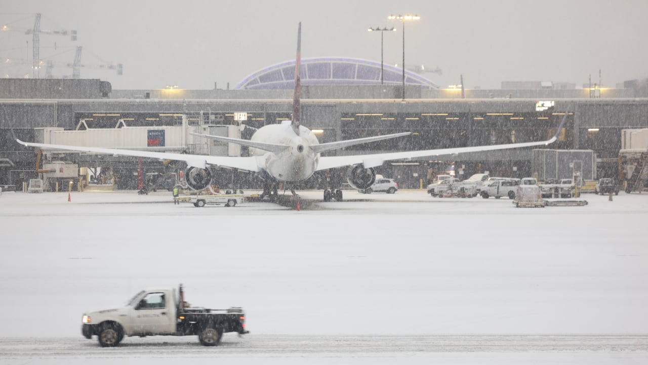 যুক্তরাষ্ট্রজুড়ে ৮ হাজার ফ্লাইট বাতিল