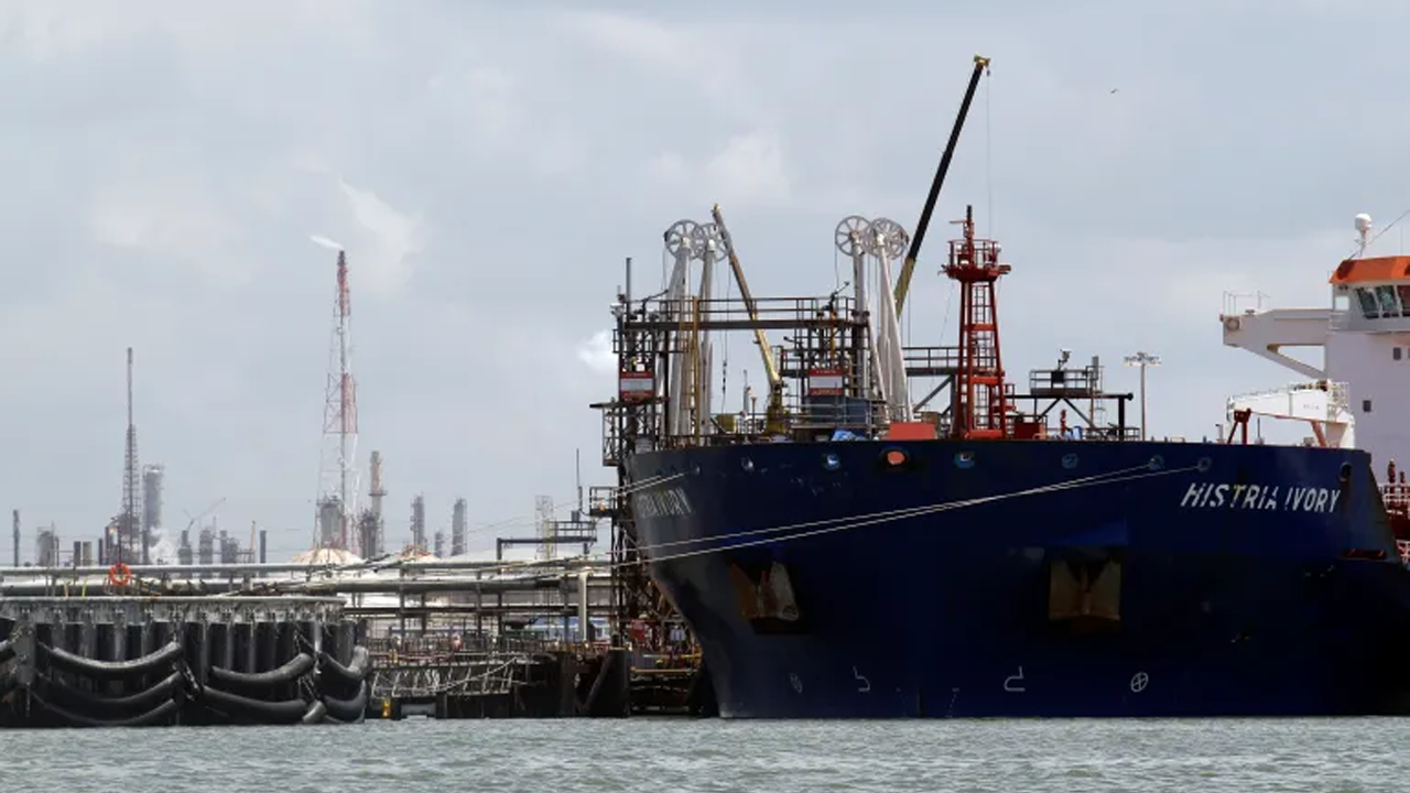 জ্বালানি সংকট মোকাবিলায় ‘জাহাজ চলাচল’ ছাড়ের মেয়াদ বাড়াবেন ট্রাম্প