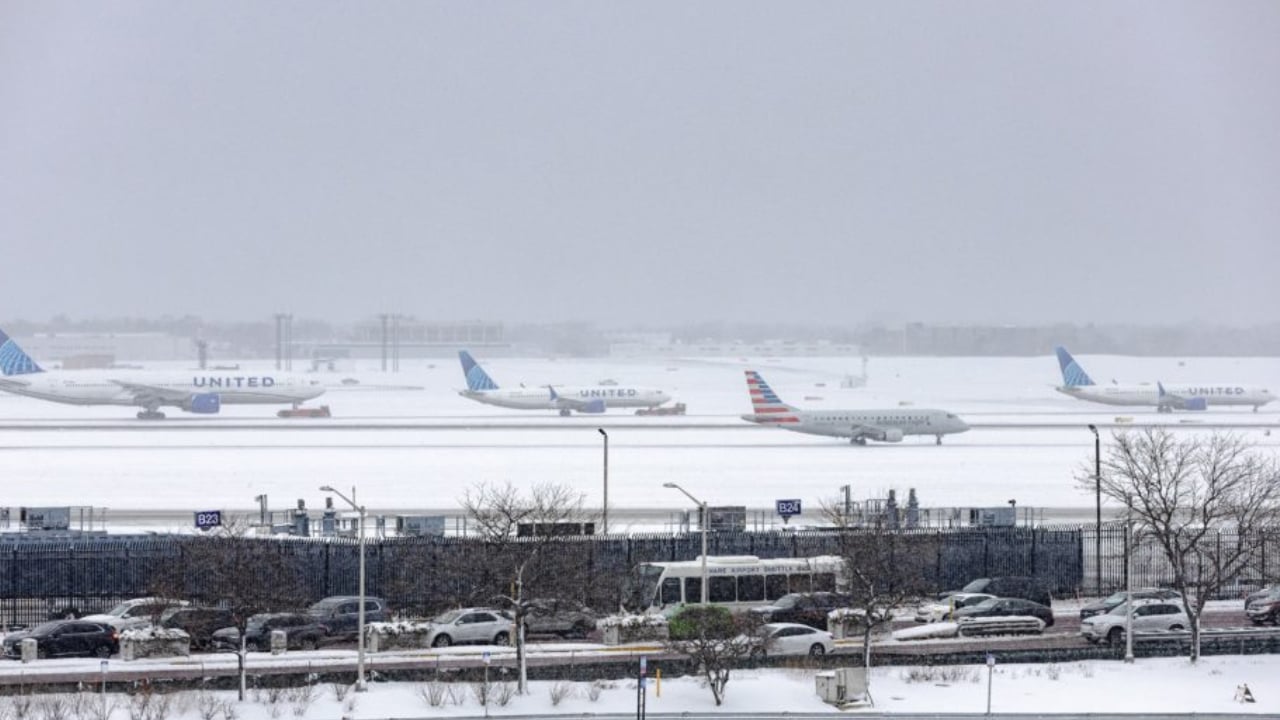 তুষারঝড়ে বিপর্যস্ত যুক্তরাষ্ট্র, বাতিল ১৩ হাজার ফ্লাইট