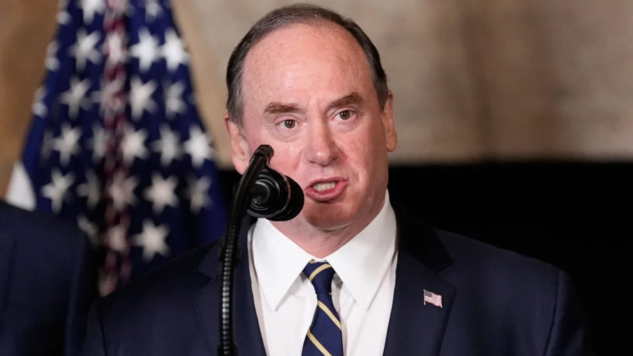 মার্কিন নৌবাহিনী মন্ত্রী ফেলান বরখাস্ত