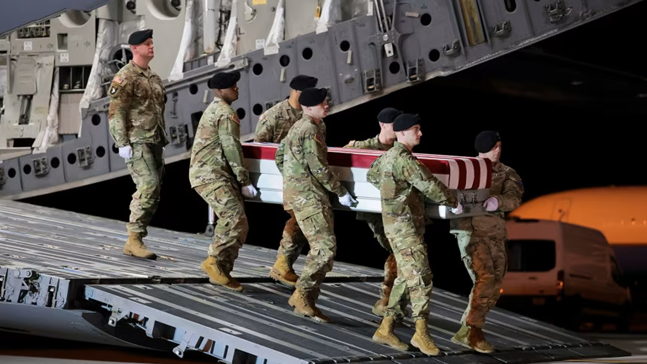 ইরান যুদ্ধে নিহত সপ্তম মার্কিন সেনার মরদেহ গ্রহণ অনুষ্ঠানে ভ্যান্স ও হেগসেথ