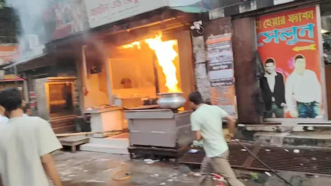 উত্তরায় গ্যাস সিলিন্ডার থেকে রেস্টুরেন্টে আগুন