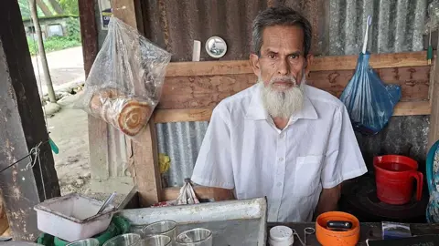 উজিরপুরে পাওনা টাকা চাওয়াকে কেন্দ্র করে বৃদ্ধ দোকানিকে মারধর, থানায় অভিযোগ