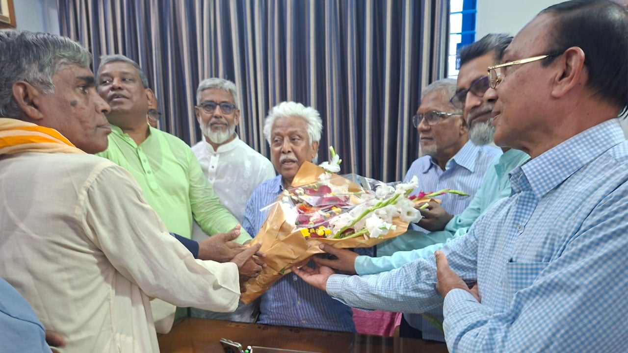 উজিরপুরে নবনির্বাচিত এমপির সঙ্গে হিন্দু সম্প্রদায়ের শুভেচ্ছা বিনিময়