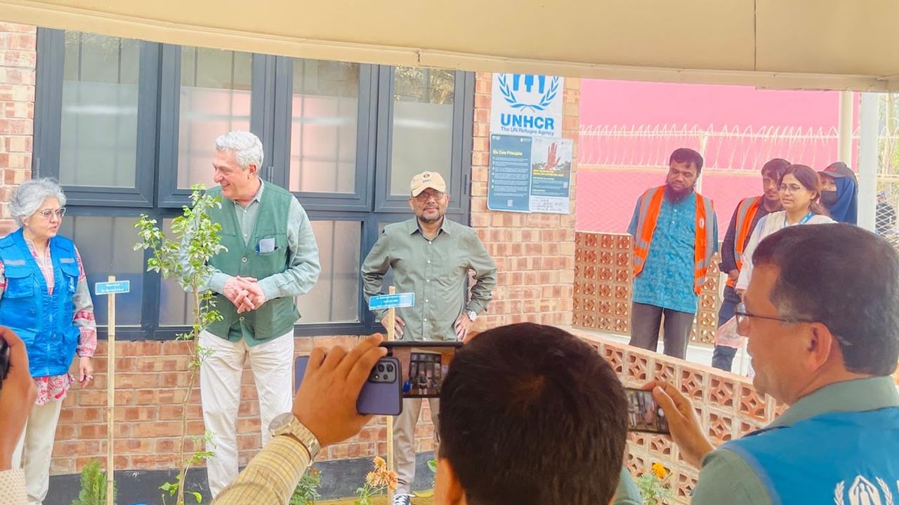 রোহিঙ্গা ক্যাম্প পরিদর্শনে জাতিসংঘের শরণার্থী বিষয়ক হাইকমিশনার