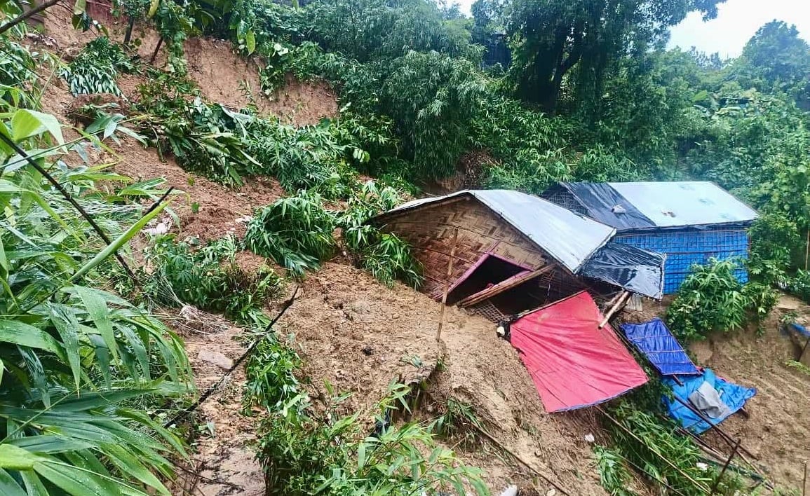 পাহাড়ধসে দুই জেলায় মৃত্যুর মিছিল