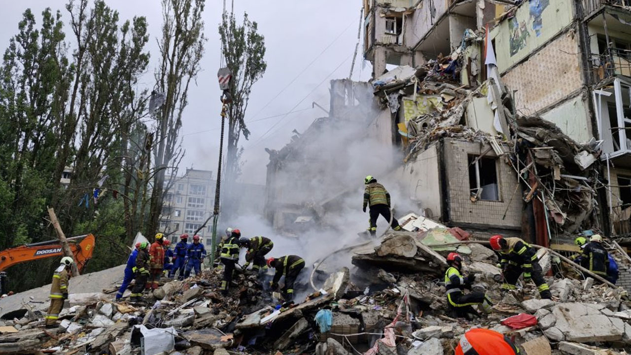 ইউক্রেনে রাতভর রাশিয়ার বোমা হামলা, নিহত ৩