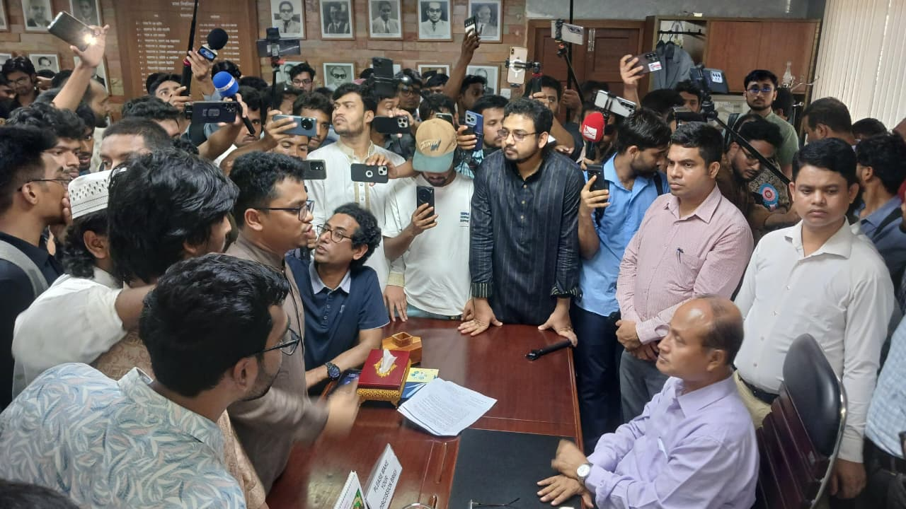 ঢাবিতে মেয়াদোত্তীর্ণ ৩৬ ছাত্রদল নেতাকে সিট দিয়ে তোপের মুখে প্রশাসন