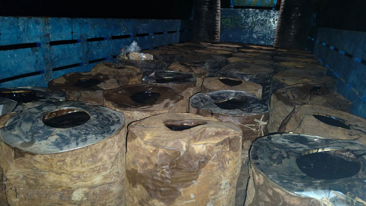 জিয়ানগরে ৫৯ ব্যারেল চোরাই বিটুমিন উদ্ধার