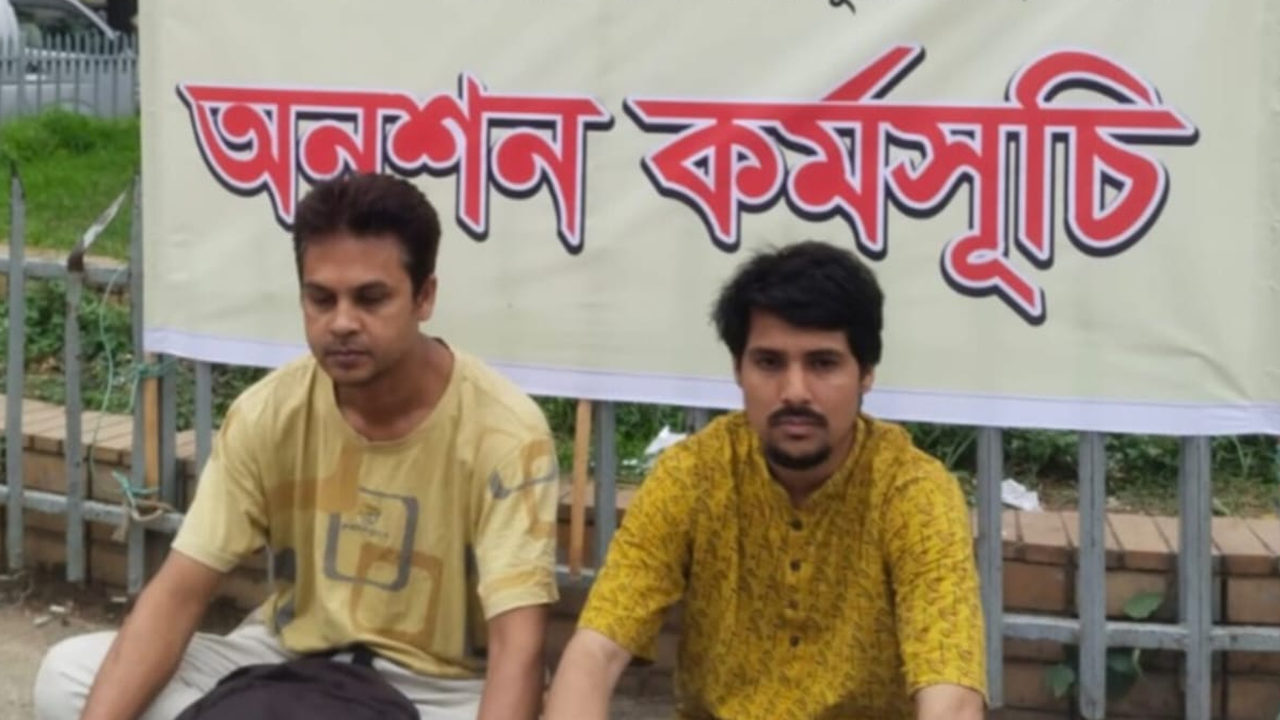 আর্থিক অনিয়মের প্রতিবাদে চাকরিচ্যুত, বিশ্বসাহিত্য কেন্দ্রের দুই কর্মকর্তার অনশন
