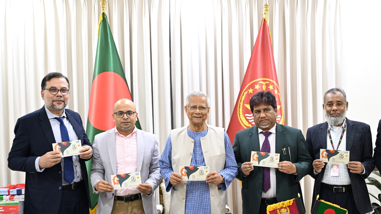 বিজয় দিবস উপলক্ষে স্মারক ডাকটিকিট অবমুক্ত করলেন প্রধান উপদেষ্টা