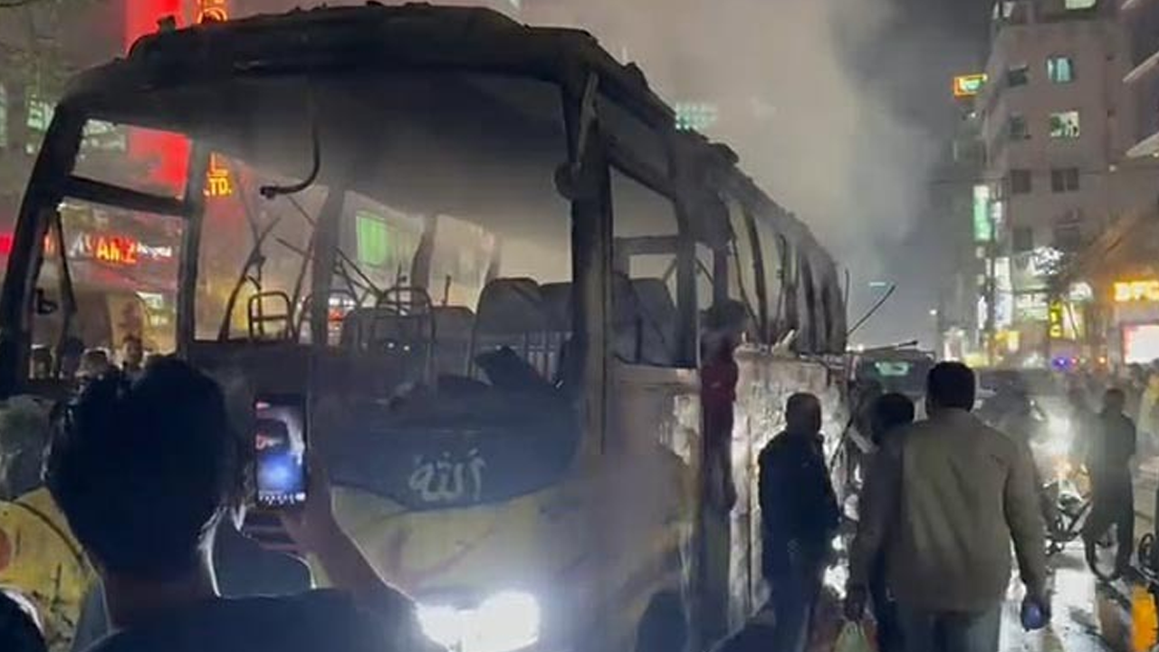 বাড্ডায় যাত্রীবাহী বাসে আগুন