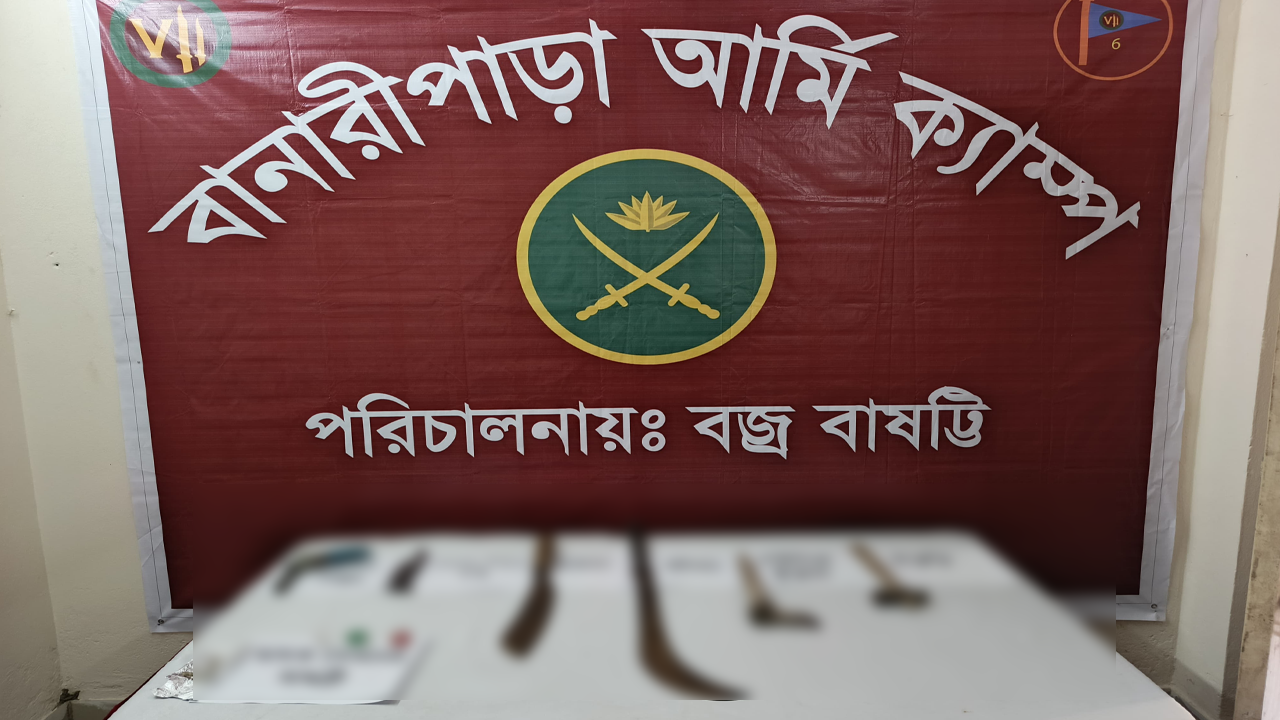 ইউনিয়ন শ্রমিকদল সভাপতির বাড়ি থেকে পিস্তলসহ দেশীয় অস্ত্র উদ্ধার