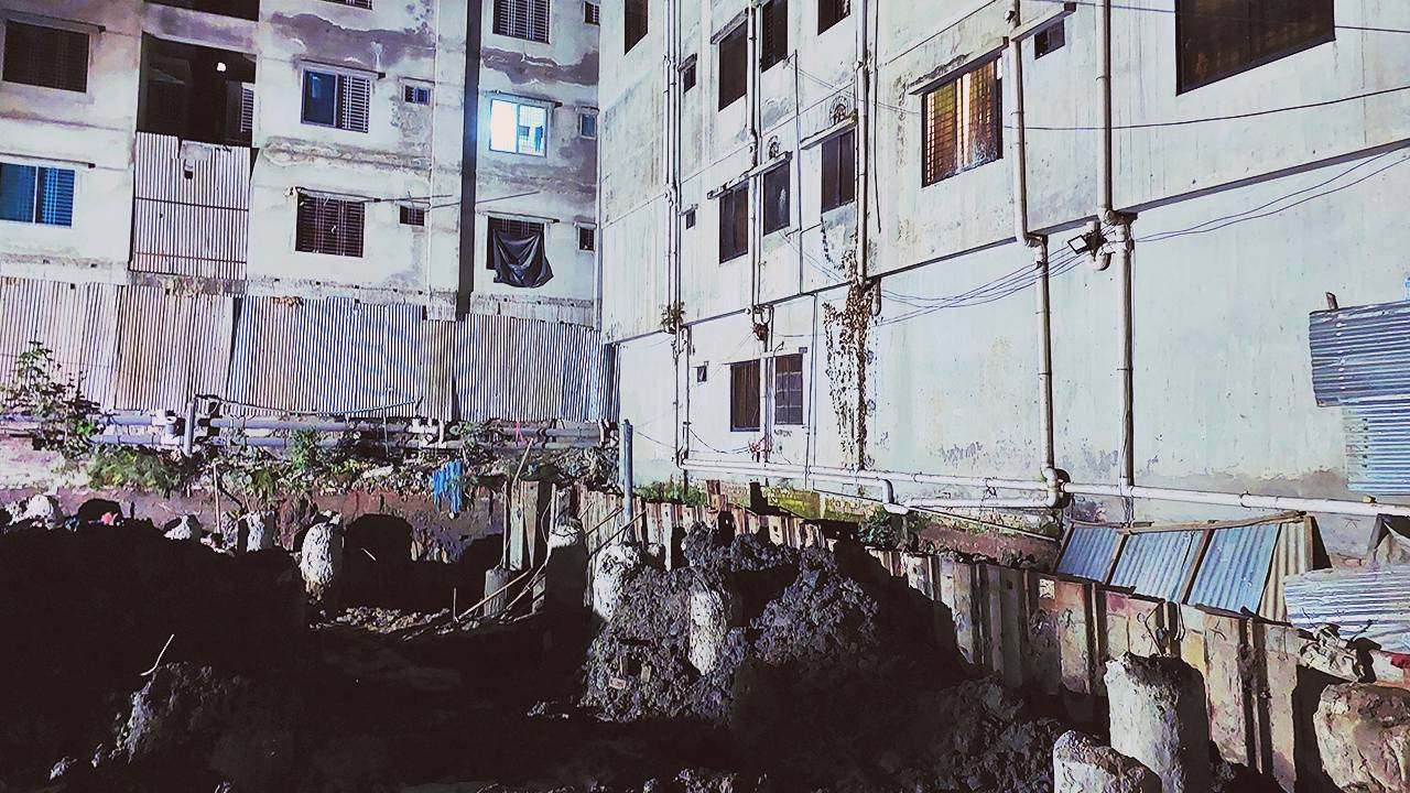 ময়মনসিংহে হেলে পড়েছে পাঁচতলা ভবন