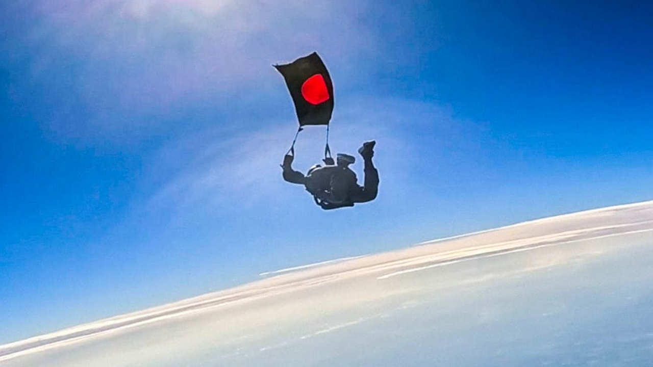 বিজয় দিবসে প্যারাস্যুটিংয়ে বিশ্বরেকর্ড গড়বে বাংলাদেশ