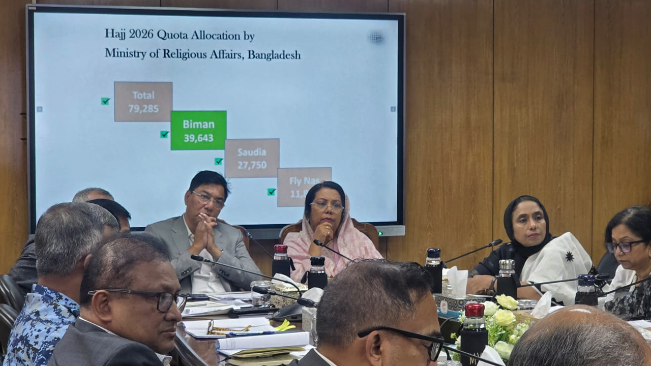 হজযাত্রীরা যাতে হয়রানির শিকার না হয় সেদিকে খেয়াল রাখতে হবে: বিমানমন্ত্রী