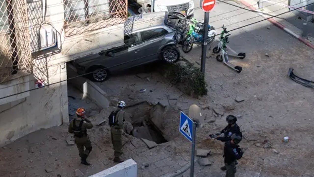 ইরানের হামলায় তেল আবিবে বিস্ফোরণ, আকাশে ধোঁয়া