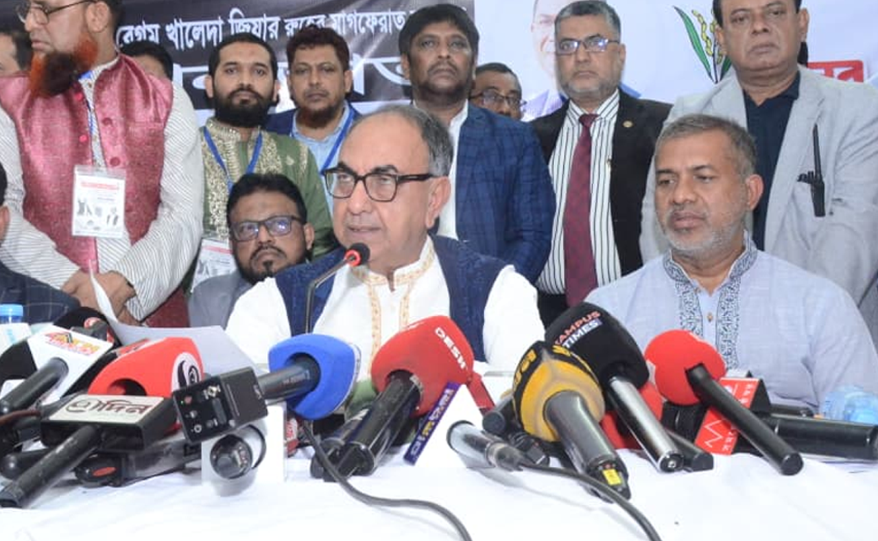 একটা দল ভোট দেওয়ার জন্য ৪০ লাখ বোরকা বানিয়েছে: মির্জা আব্বাস