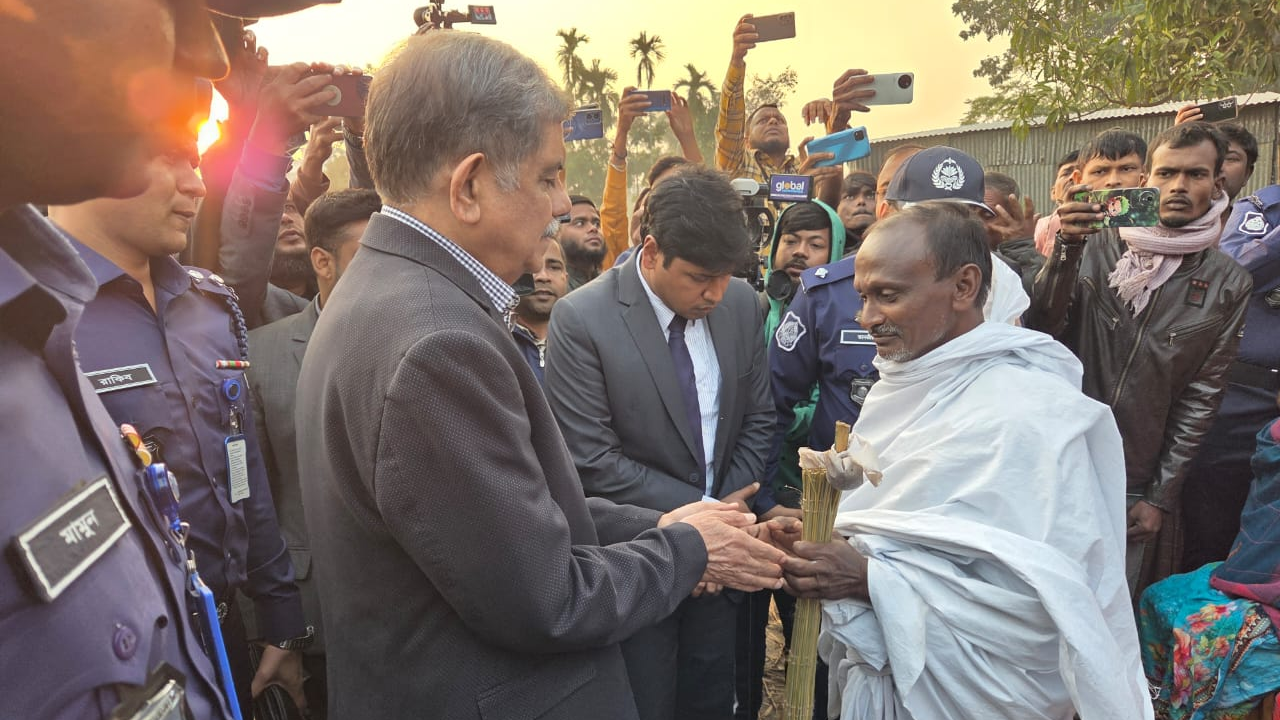 দীপু চন্দ্র দাসের পরিবারের সাথে দেখা করলেন শিক্ষা উপদেষ্টা