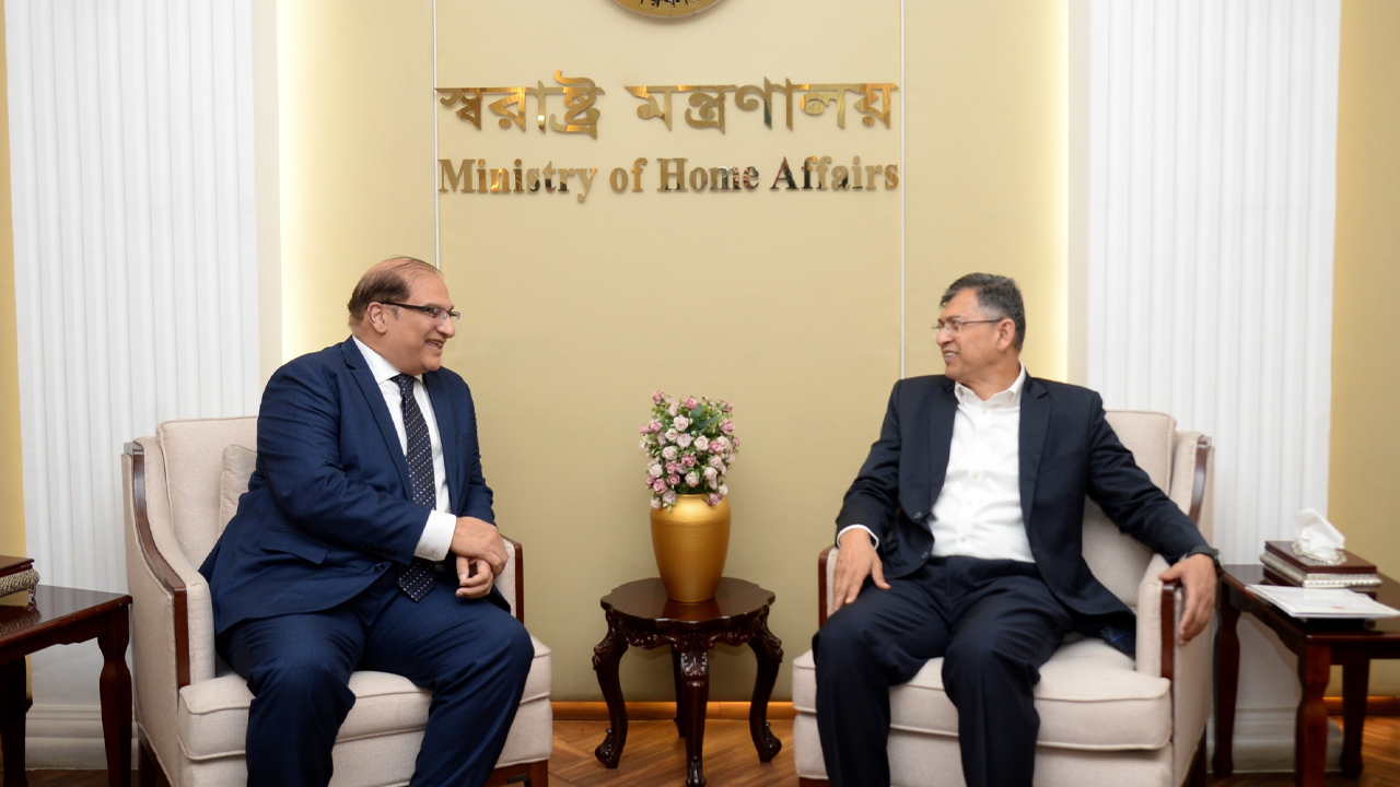 স্বরাষ্ট্রমন্ত্রীর সঙ্গে পাকিস্তানের হাইকমিশনারের সাক্ষাৎ