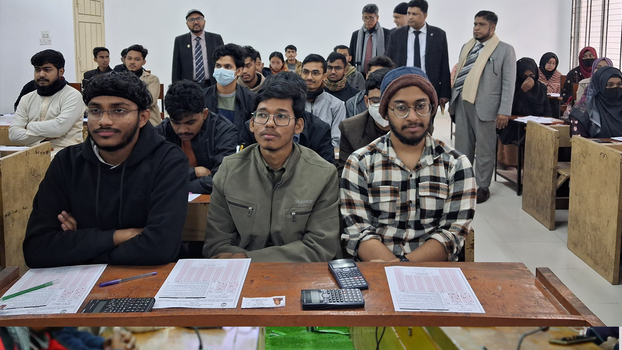 চবির ভর্তি পরীক্ষায় ছোট্ট টেবিলে তিন শিক্ষার্থী