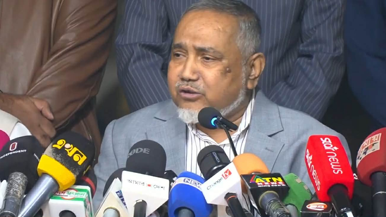 প্রশাসন একটি নির্দিষ্ট রাজনৈতিক দলের দিকে ঝুঁকে পড়ছে