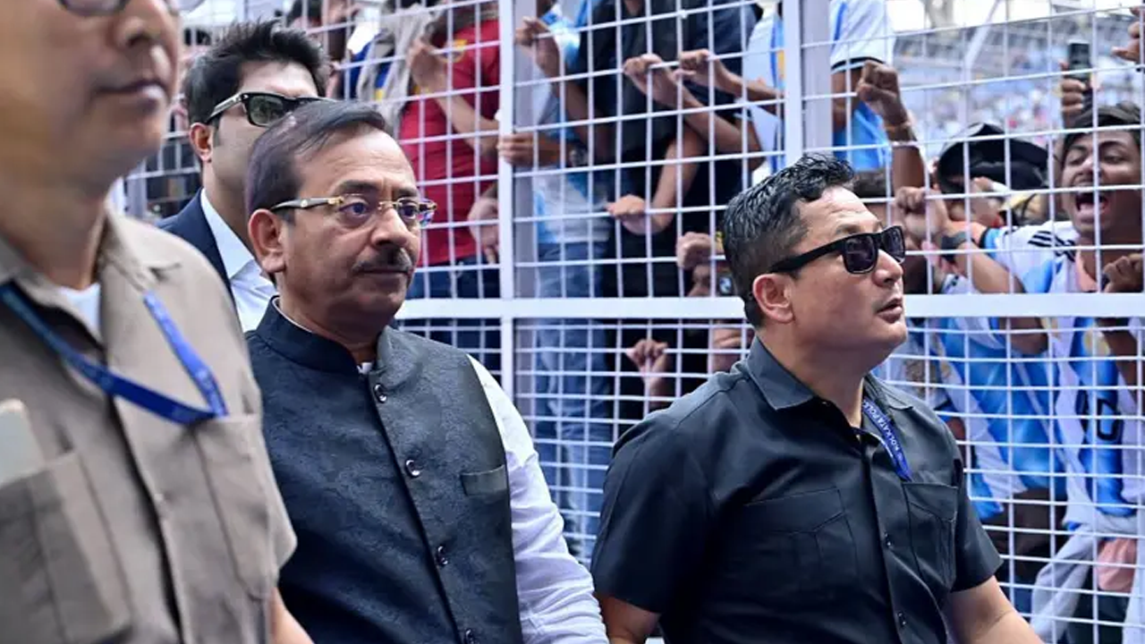 মেসির সফরে বিশৃঙ্খলার জেরে পদত্যাগ করলেন পশ্চিমবঙ্গের ক্রীড়ামন্ত্রী