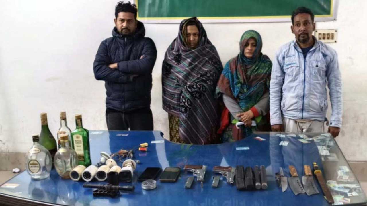 যুবলীগ ক্যাডারের বাড়ি থেকে অস্ত্র ও মদ উদ্ধার, নারীসহ আটক ৪