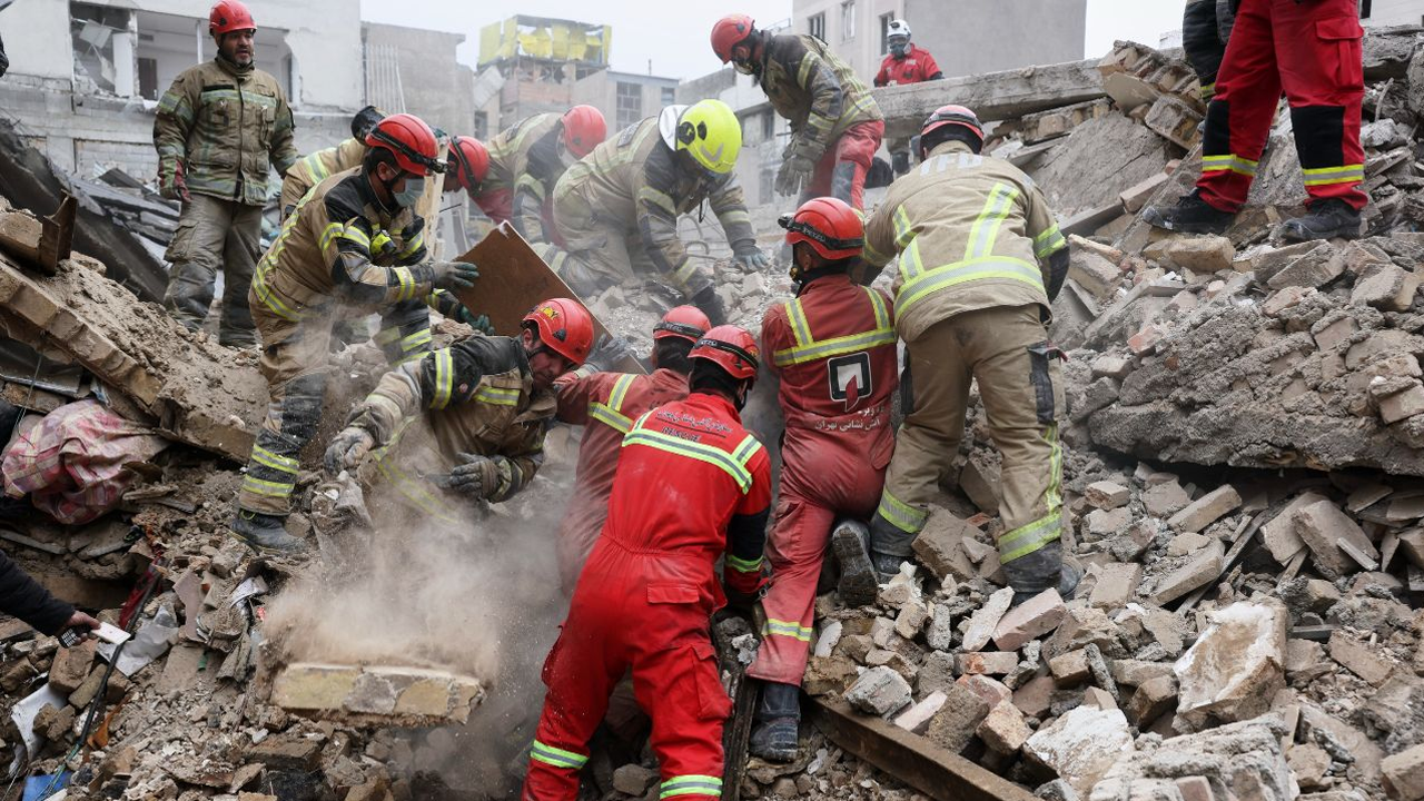 ইসরাইল ও যুক্তরাষ্ট্রের ঘাঁটিতে হামলার দাবি ইরানের