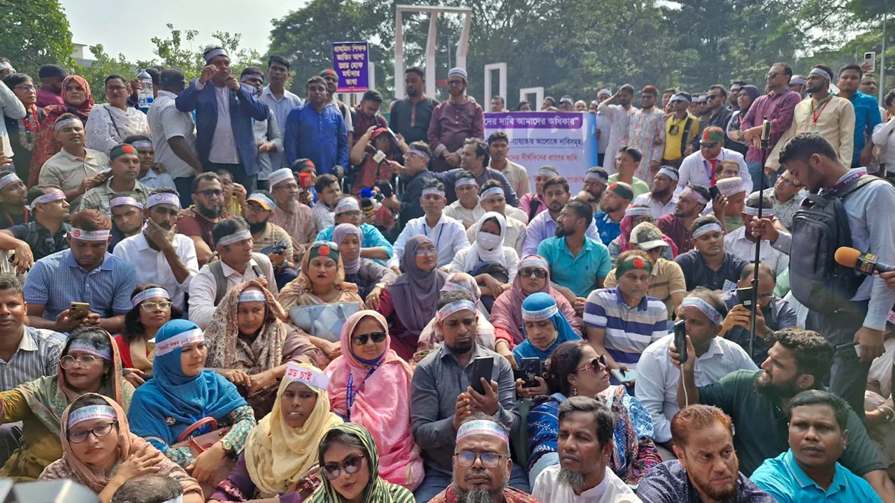বদলি আদেশ প্রত্যাহারের চেষ্টায় আন্দোলনকারী প্রাথমিকের শিক্ষকেরা