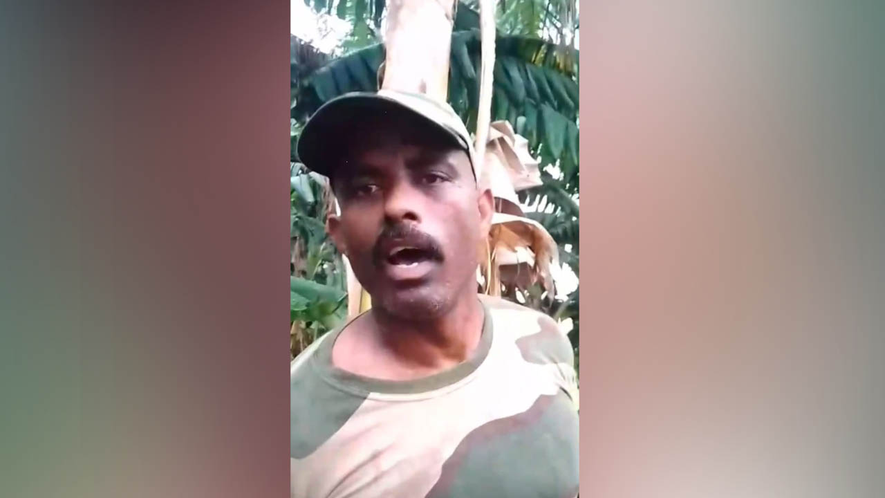 চাঁপাইনবাবগঞ্জে জনতার হাতে বিএসএফ সদস্য আটক