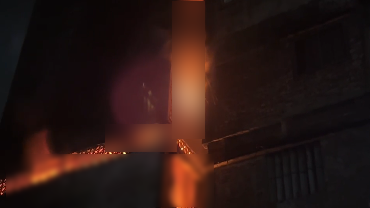 পুরান ঢাকায় জুতার কারখানায় আগুন , নিয়ন্ত্রণে ৩ ইউনিট